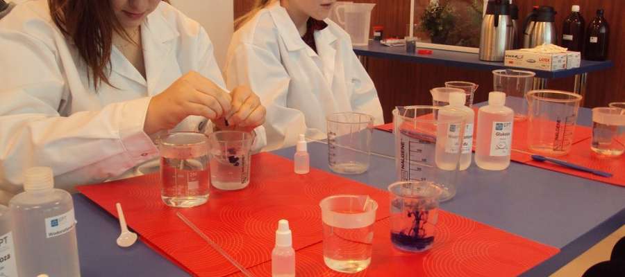 Uczniowie Gimnazjum nr 1 w Braniewie na warsztatach chemicznych w Elbląskim Parku Technologicznym