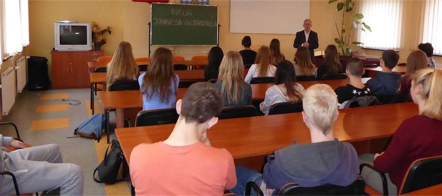Młodzież wysłuchała wykłady Dariusza Paczkowskiego, przewodnika terenowego