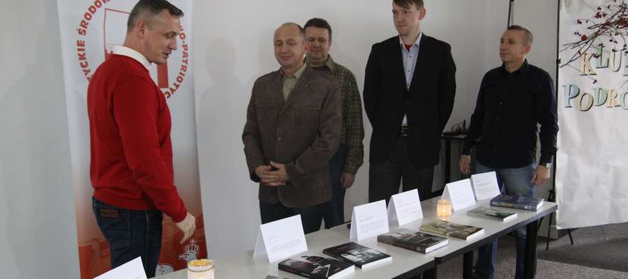 Dyrektor MBP Grzegorz Monkiewicz oraz członkowie stowarzyszenia (z przodu prezes Patrii Piotr Sekita) podczas przekazania książek w bibliotece