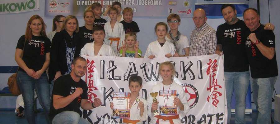 Karatecy Iławskiego Klubu Kyokushin Karate wraz z rodzicami