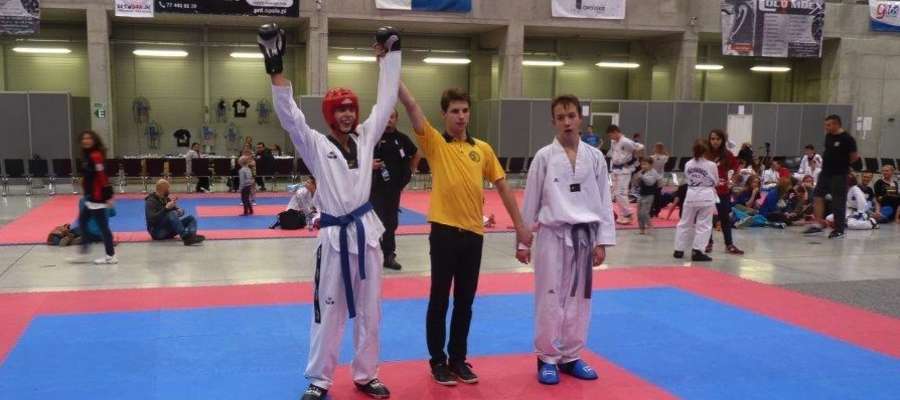 Kacper Obrębski (z lewej) tuż po wygranej finałowej walce w kategorii kadet -66 kg