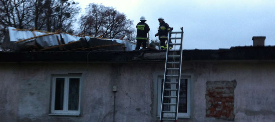 Strażacy usuwali skutki oderwania fragmentu pokrycia dachu na budynku w Stedze Małej.
