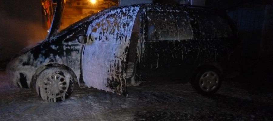 Strażacy 19 listopada gasili pożar vw sharana w Bartoszycach przy ul. Cynkowej.