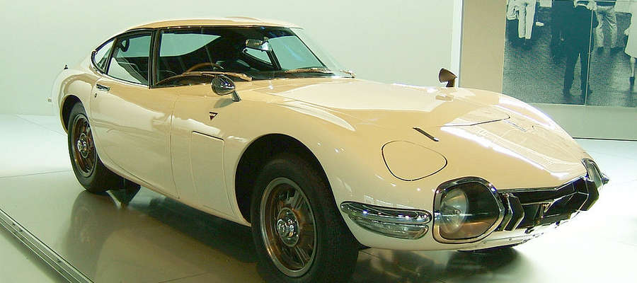Samochodem Jamesa Bonda w filmie „Żyje się tylko dwa razy“ była toyota 2000 GT produkowana w latach 1967-1970