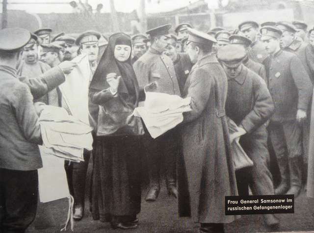 Elizawieta Samsonw podczas inspekcji obozu jeńców rosyjskich w Orzyszu.
  - full image
