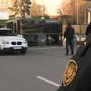 Policja z karabinami patroluje ulice Genewy. Obława na terrorystów
