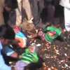 Hindusi zanurzają dzieci w krowim łajnie. Na szczęście