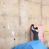 Banksy za czerwoną płachtą zdobi mur w Calais