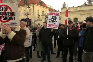 Protest frankowiczów pod Pałacem Prezydenckim