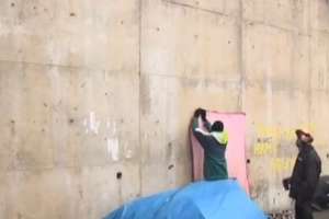 Banksy za czerwoną płachtą zdobi mur w Calais