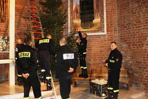 Strażacy  pomogli przystroić wnętrze bazyliki 