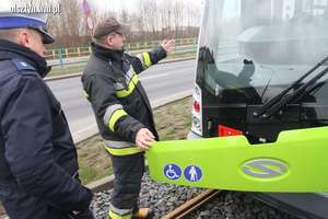 Stłuczka tramwaju z busem na Kościuszki w Olsztynie. Bus skosił sygnalizator