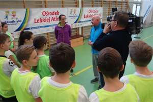 Młodzi lekkoatleci trenowali pod okiem kamery TV i mistrzyni Anny Jesień