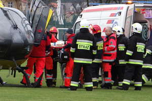 Wypadek w Wawrowicach, kobietę helikopter zabrał do szpitala