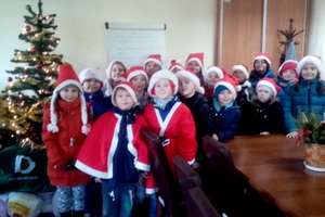 Mikołaje z "szóstki" przekazali dary dla potrzebujących