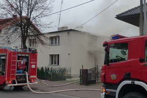 Strażacy gaszą pożar w domu przy ul. Narutowicza