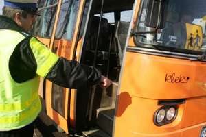 Kierowca szkolnego autobusu miał prawie 2 promile. W takim stanie wiózł dzieci i opiekuna