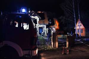 Groźny pożar pod Olsztynem. Ogień strawił część poddasza