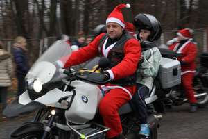 Mikołaje na motocyklach odwiedzą dzieci w szpitalach i w domu dziecka