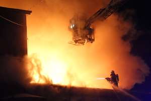 Pożar w mieszkaniu na Towarowej w Olsztynie. Świadkowie uratowali jednego z lokatorów