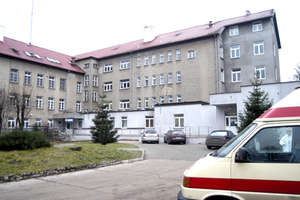 Szpital w Ostródzie zawiesił działalność dwóch oddziałów i dwóch poradni. 
Interweniują radni i parlamentarzyści