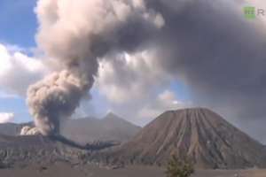 Erupcja wulkanu Bromo zakryła pyłem niebo nad Jawą