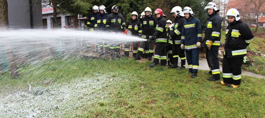 Zajęcia ze sprzętem realizowane z udziałem strażaków z Jednostki Ratowniczo – Gaśniczej w Braniewie to najlepszy sposób na "posmakowanie" tematyki pożarniczej