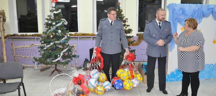 Funkcjonariusze Policji w Braniewie i Posterunku Policji we Fromborku obdarowali dzieci prezentami w postaci piłek, które z pewnością przydadzą się podopiecznym domu dziecka