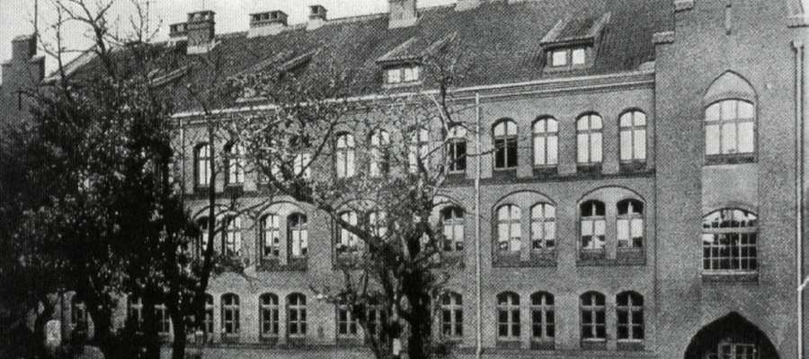 Historia szkoły sięga końca XIX wieku, kiedy to w mieście istniały dwie równorzędne szkoły powszechne (Volksschulen) dla chłopców i dziewcząt.