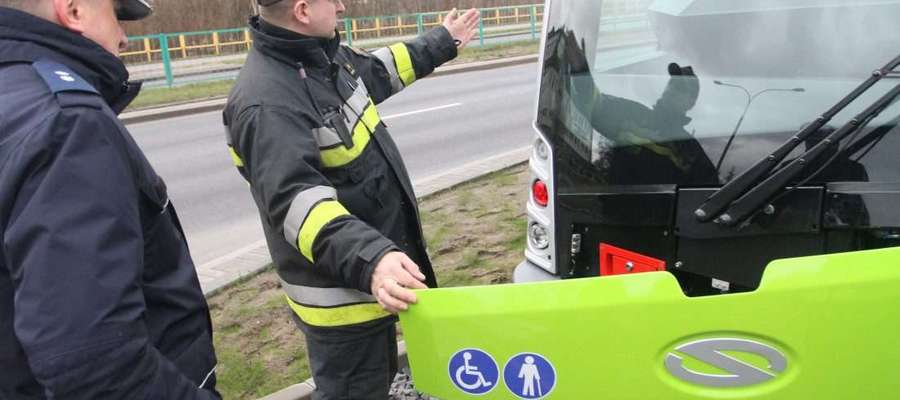 Zdjęcie wykonano podczas ćwiczeń strażaków na wypadek zderzenia z tramwajem i pomocy rannym (Olsztyn, ul. Tuwima)