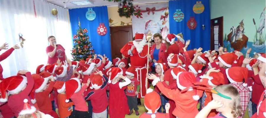 Dzieci cieszyły się z wizyty Mikołaja 