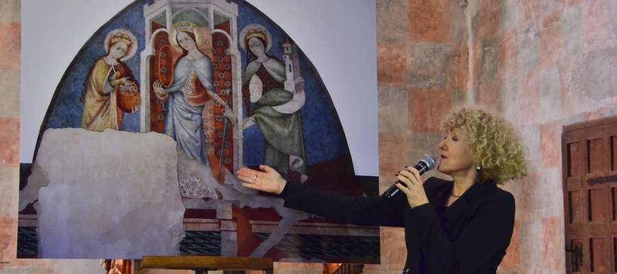 Małgorzata Jackiewicz-Garniec prezentuje  rekonstrukcję polichromii, przedstawiającą św. Katarzynę