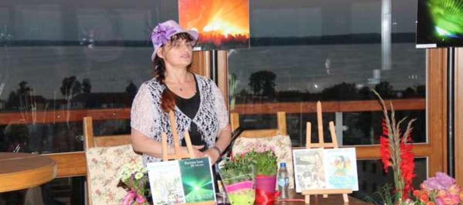 Krystyna Janik podczas autorskiego spotkania w kawiarni Wieży Ciśnień w Giżycku