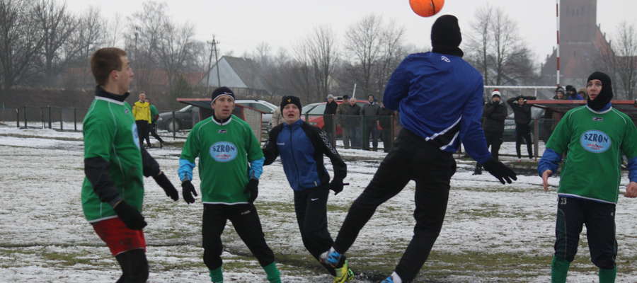 Mecz Victorii Bartoszyce z Łyną podczas ubiegłorocznego turnieju zimowego w Sępopolu. W tym roku oba kluby znowu zagrają w tej imprezie