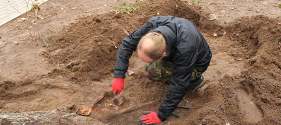 Wydobywanie ludzkich szczątków w parku przy ulicy Warszawskiej 