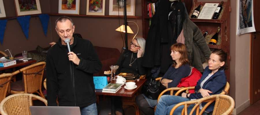 Wojciech Marek Darski w trakcie spotkania w "Caffe Crema"