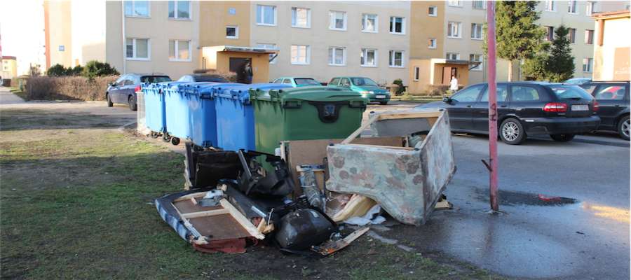 Odpady wielkogabarytowe przy kontenerach na ulicy Królowej Jadwigi 15 w Giżycku