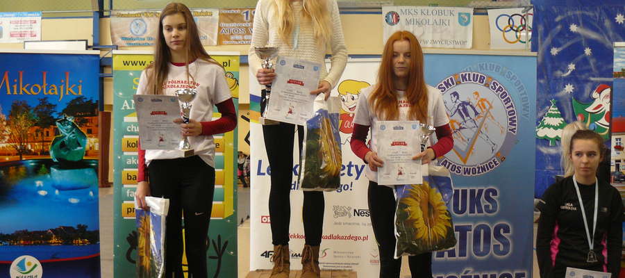 Podium w kategorii roczników 1999-2001. Z lewej Oliwia Połujańska, z prawej Karolina Greber