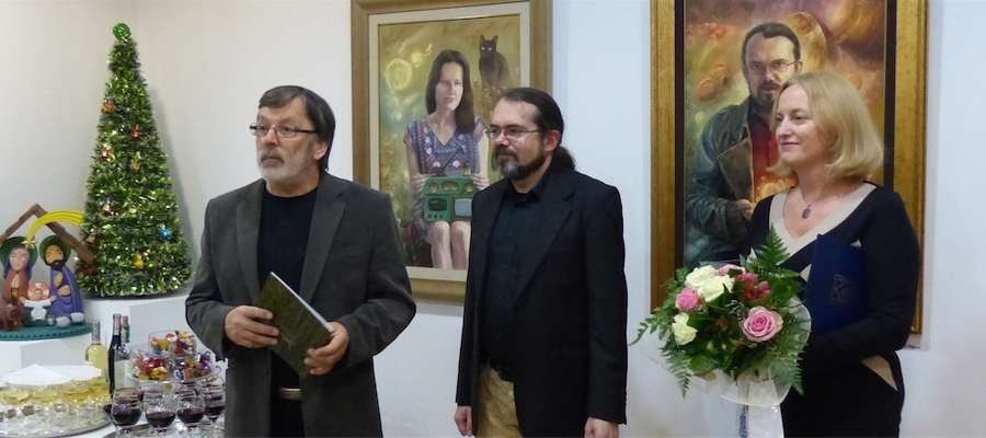 Artysta malarz Jarosław Jaśnikowski (w środku) w towarzystwie wiceburmistrz Iławy Ewy Junkier i właściciela galerii Edwarda Baranowskiego