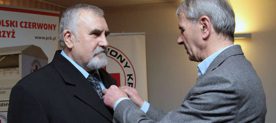 Janusz Koncewicz, który oddał 73 litry krwi, został nagrodzony Odznaką Honorową PCK I stopnia