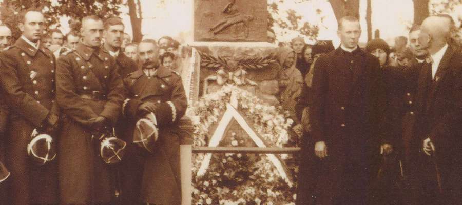 Fotografia z pomnikiem i gen. bryg. Waraksiewiczem (pierwszy rząd, trzeci z lewej)