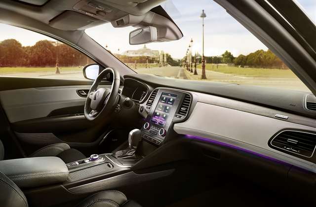 Wnętrze renault talismana to minimalizm i zarazem wysoka jakość