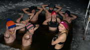 Uczniowie "Żeromka" hartują w zimnym jeziorze ciało i duszę. Ty też możesz!