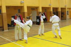 Oleccy karatecy zdawali egzamin na stopnie kyu