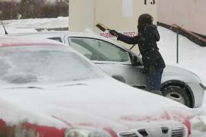 Nawet 500 zł mandatu za oszronione szyby, śnieg na samochodzie!