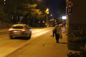 Kobieta spacerowała nocą po ulicy w koszuli nocnej i kapciach