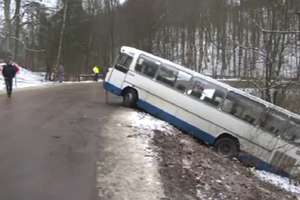 Autobus wpadł do rowu. Siedem osób trafiło do szpitala