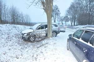 Pierwszy śnieg i wypadki na drogach. W gminie Łukta ranny siedmiolatek 