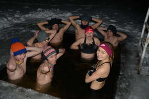 Uczniowie "Żeromka" hartują w zimnym jeziorze ciało i duszę. Ty też możesz!