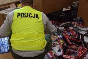 Osiem tysięcy paczek papierosów bez akcyzy. Policja aresztowała trzech mężczyzn 